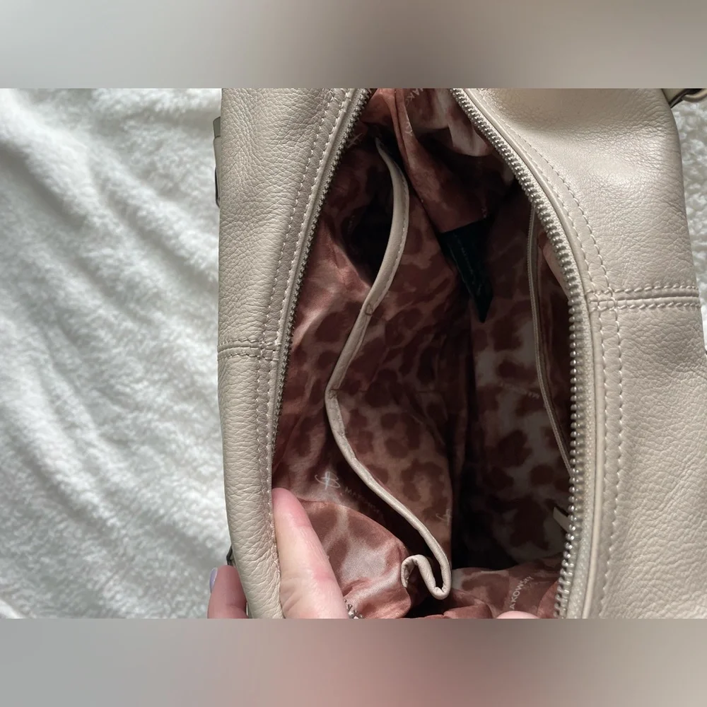 LC: ⭐️HP⭐️ B. Makowsky Leather White Cream Purse with Animal Print Inside - Picture 8 of 15